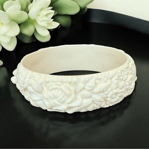 Vintage Molded Plastic Bangle Bracelet With Floral Motif Roses Daisies